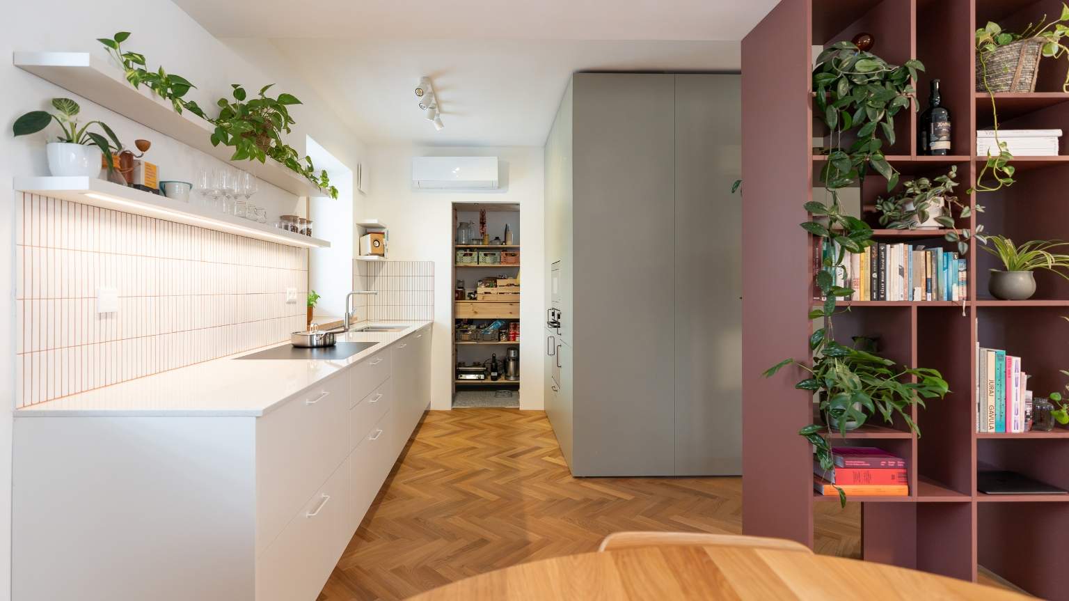 Kuchyňa Porcelánovo Biela | Šalviovo Zelená | Technistone Eco Nev