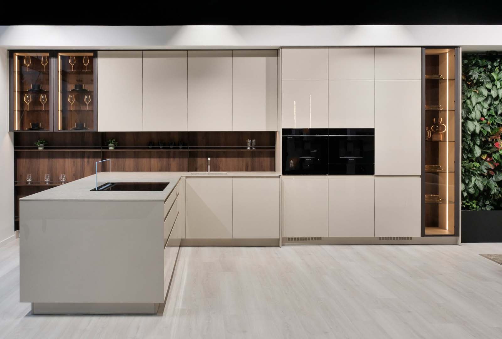 Kuchyňa Satin Lesk | Dekton Grigio | Orech Warmia