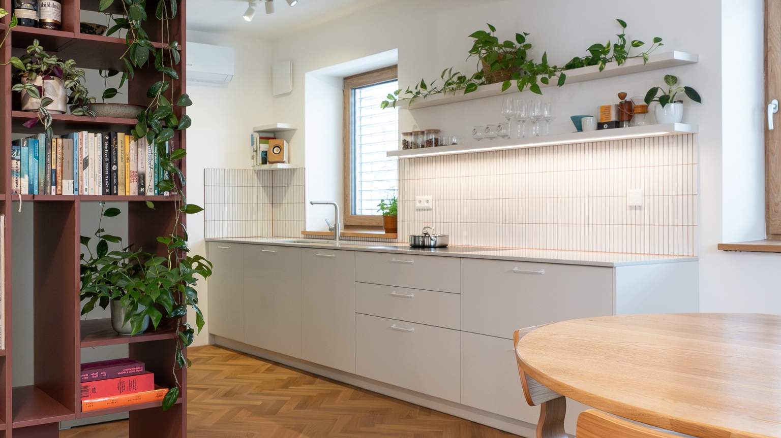 Kuchyňa Porcelánovo Biela | Šalviovo Zelená | Technistone Eco Nev