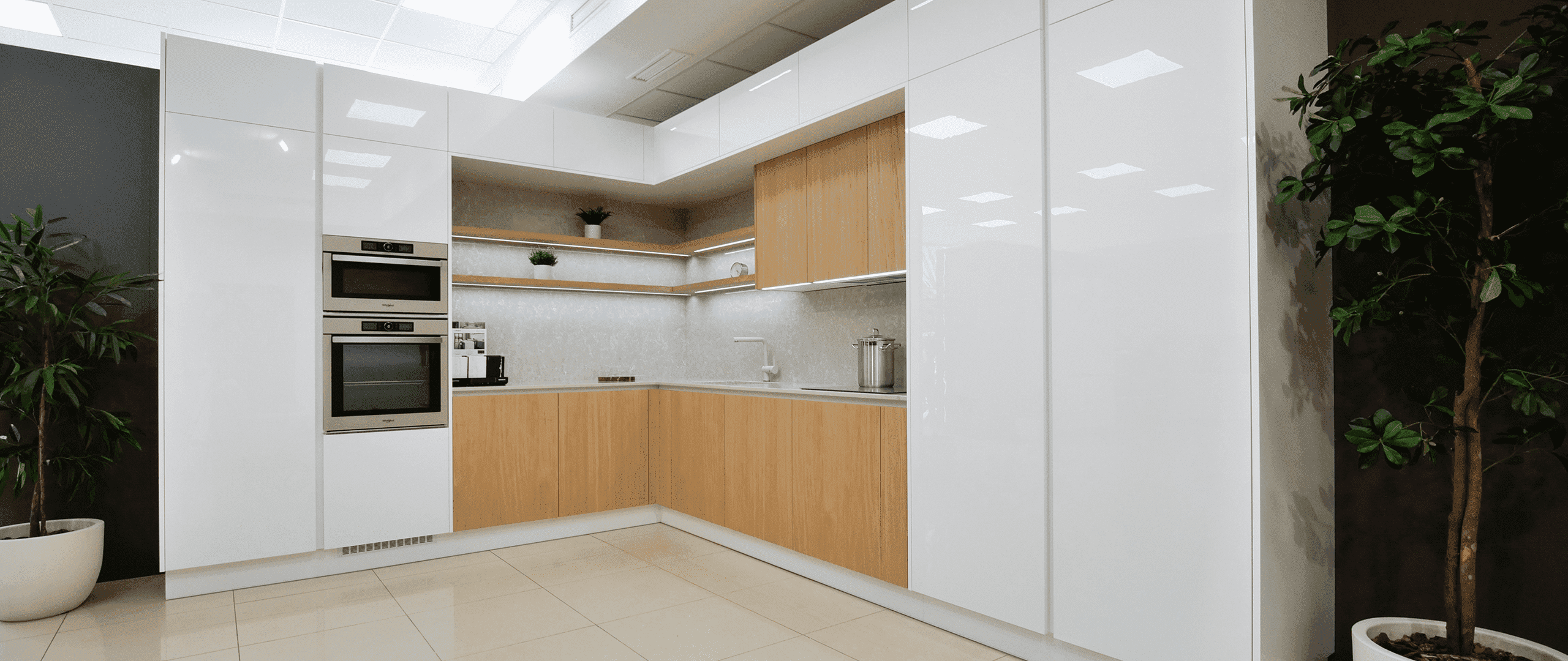 Kuchyňa Biela Lesk | Dyha Dub Prírodný | Technistone Noble Olympos Mist